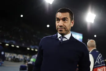 Van Bronckhorst verbaasd: 'De goals die we weggeven, waren cadeautjes voor Ajax'