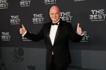 Infantino herkozen als voorzitter van FIFA; KNVB steunt bestuurder