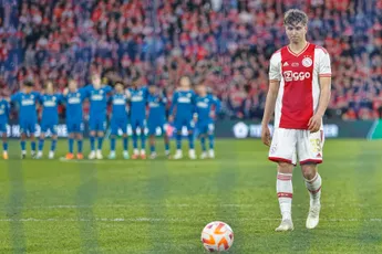 Godts speelt als rechtsbuiten: 'Het voelt of ik steeds op mijn verkeerde been uitkom'