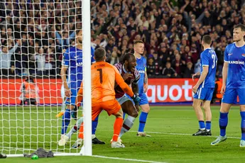 Dapper AZ weet voorsprong niet vast te houden en gaat onderuit bij West Ham