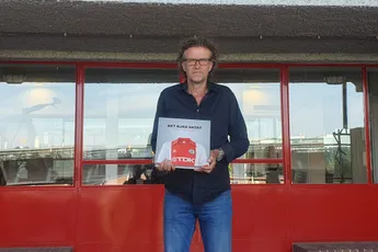 Ajax Boekenkast: ‘Het Ajax-shirt straalt souplesse uit’