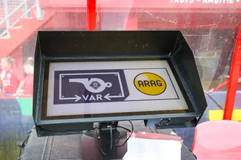 VAR gaat minder ingrijpen: 'Alleen optreden bij buitenspel of ernstige fout scheidsrechter'
