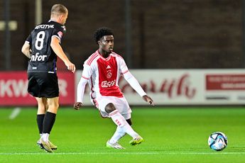 Ramaj debuteert bij Jong Ajax, waar meerdere spelers op de deur van Ajax 1 kloppen