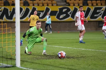 Setford en Chourak blinken uit ondanks nederlaag van debutantenfabriek Jong Ajax