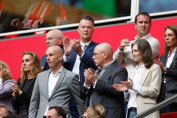 Rondom Ajax: Van Gaal en Van Halst uitvoerig in gesprek na afloop van Ajax - AZ