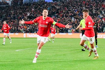 PSV buigt achterstand om na rode kaart Ocampos; Champions League-overwintering lonkt