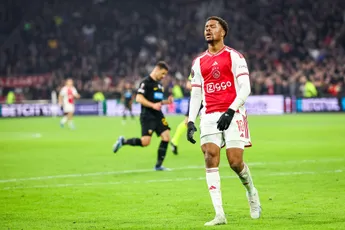 Van der Gijp beoordeelt Akpom: 'Een betere speler kan dat langer uitstellen'