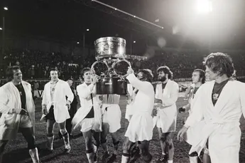 Ajax overklaste AC Milan in Supercup-finale: ‘Denk wel dat ze tegen ons opkeken na die drie Europacups’