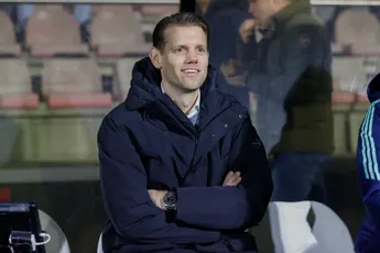 Van Bronckhorst over Vos: 'Hij moet de lat steeds verleggen en kan dat'