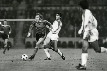 Oud-Ajacied Ling ziet PSV als favoriet tegen Ajax: 'De terugval van Ajax is echt ongekend'