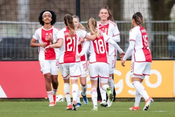 Ajax Vrouwen nog maar twee punten achter FC Twente na overwinning op PSV