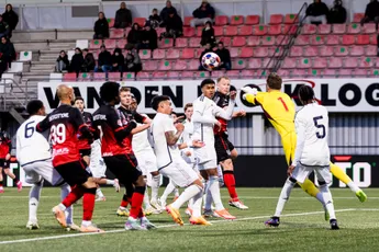 Jong Ajax komt slechte eerste helft niet te boven en verliest van Helmond Sport