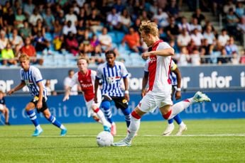 Rijkhoff helpt Jong Ajax met twee doelpunten aan eerste zege van het seizoen