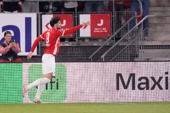 AZ wint in slotfase van degradatiekandidaat Excelsior; FC Utrecht doet hetzelfde tegen FC Groningen