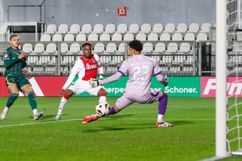 Jong Ajax scoort niet tegen tiental ADO Den Haag en speelt opnieuw doelpuntloos gelijk