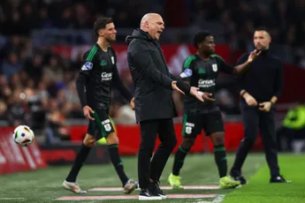 Jansen is het niet eens met penalty: 'Kom op, hij ziet hem niet eens'