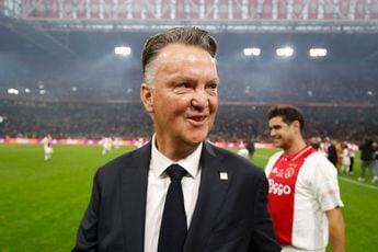 Van Gaal geniet van sfeer tijdens jubileumwedstrijd Ajax: 'Dit is on-Nederlands'