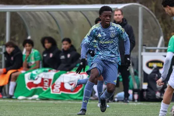 Ajax O15 neemt laat in de wedstrijd afstand van PSV O15 en slaat gat naar de directe concurrent