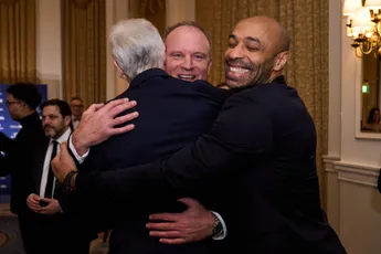 Bergkamp ontvangt oeuvreprijs: 'Beste speler met wie ik ooit op het veld heb gestaan'