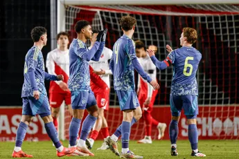 Jong Ajax creëert weinig, maar wint mede dankzij wondergoal Bounida van tienkoppig Jong FC Utrecht