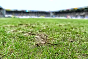 Ajax speelt wederom op een dramatisch veld: wat zijn de regels vanuit de KNVB en UEFA?