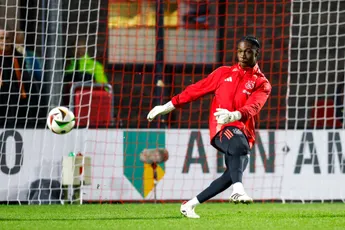 Jong Ajax-keeper traint regelmatig mee als veldspeler: 'Gaat hem makkelijk af'