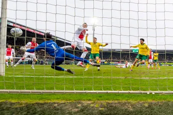 Van Hanegem pissig over strafschop: 'Qua arbitrage zit het de laatste weken weer traditioneel mee'