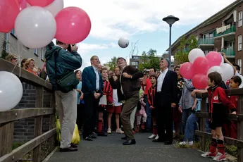 Ajax-fans in actie voor Kovács: 'Meer Europese prijzen gewonnen dan Michels en Van Gaal'