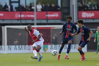 Kasanwirjo juicht uitbundig voor teamgenoten: 'Dat is mijn grinta, echt mijn passie voor het voetbal'