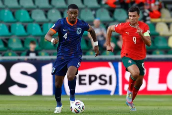 Hato kreeg Ajax-flashbacks na rode kaart Van Bommel: 'Heb aan die wedstrijd gedacht'