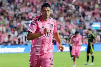 Rondom Ajax: Suárez geschorst voor zes wedstrijden wegens spuugincident