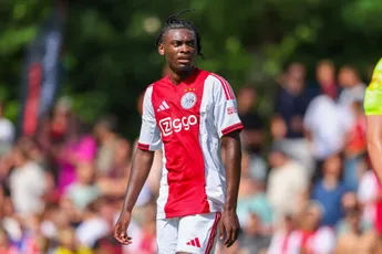 Ajax wint mede dankzij uitblinkende Mokio in oefenduel van PAOK