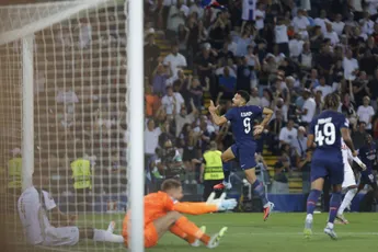 Paris Saint-Germain wint in slotfase bij FC Barcelona; PSV pakt punt in Leverkusen