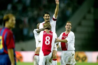 Dumfries merkt verleden Chivu bij Ajax op: 'Zag hem op de muur van de Club van 100'