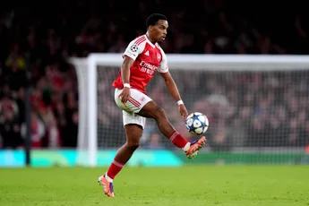 'Soms lijkt het niet uit te maken door hoeveel spelers Timber wordt omringd bij Arsenal'