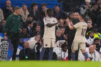 NB: 'Dat Heitinga uitgerekend Gloukh weer wisselt, is spelen met vuur'