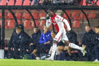 Ajax O19 geeft voorsprong uit handen in mini-Klassieker, galavoorstelling van Ajax O17