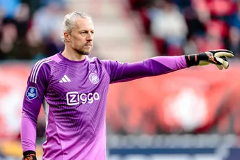 Pasveer in tranen na vertrek bij Ajax: 'Maakt het ook wel moeilijk om afscheid te nemen'