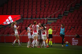 Ajax Vrouwen in laatste minuut langs directe concurrent PSV dankzij bizarre eigen goal