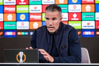 Van Persie leeft mee met Heitinga: 'Je hoopt dat het tot op zekere hoogte goed gaat met hem'