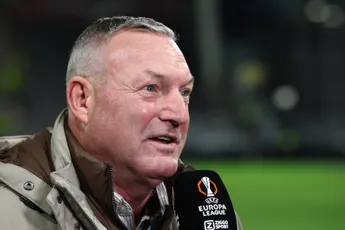 Jans spreekt pers streng toe na ontslag Heitinga: 'Daar moeten jullie een keer mee stoppen!'