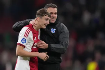 Ajacied wordt geprezen: 'Waar Ajax wankelt en wankelt, blijft er één speler fier overeind'