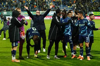 Kranten zien Ajax geholpen worden door Wijndal en eigen doelpunten: 'Leek een zware klus te worden'