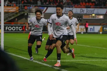 NEC wint in extremis en neemt derde plaats over; AZ en FC Utrecht verspelen punten in slotfase