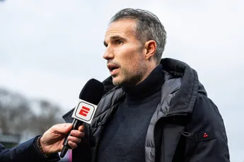 Van Persie ziet Ajax spelers sparen: 'Interesseert mij niet zoveel wat ze doen'