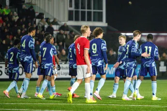Jong Ajax mazzelt op bezoek bij Jong AZ en begint het jaar met drie punten