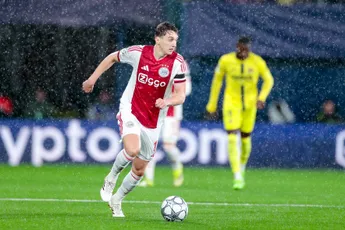 NB: 'Baas is constant bezig zijn collega's aan te sturen en voetbalt als een routinier'