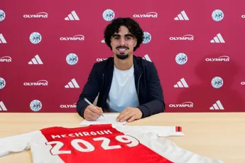 Ajax beloont Mechrouh (18) met eerste contract: 'Een mooie toekomst bij Ajax'