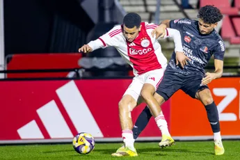 Ouazane blinkt uit bij Jong Ajax: ‘Merk dat de stap naar Ajax 1 niet heel groot meer is'