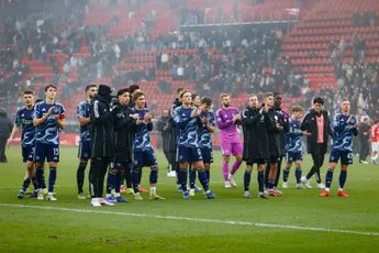 Kranten allesbehalve positief: 'Ajax maakt zich belachelijk, maar ontsnapt tegen vermoeid en gehavend AZ'